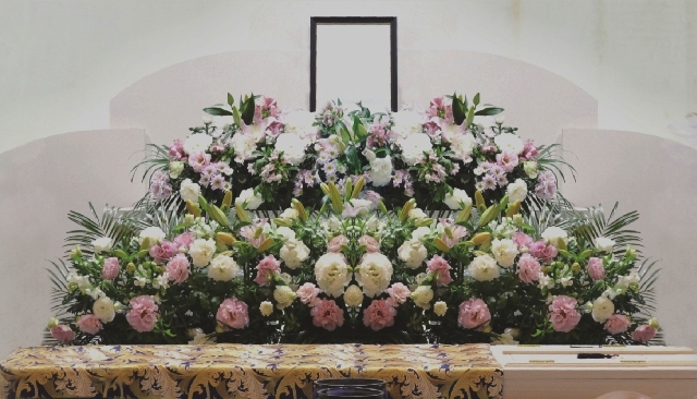 名古屋葬儀がご提案するお花いっぱいの家族葬祭壇