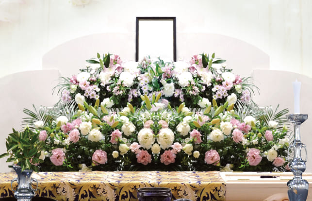 家族葬ハイクラスプランの花いっぱい祭壇