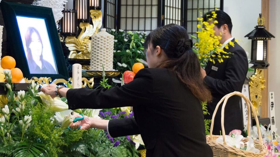 名古屋葬儀の斎場スタッフがお客様のおもてなしをします。